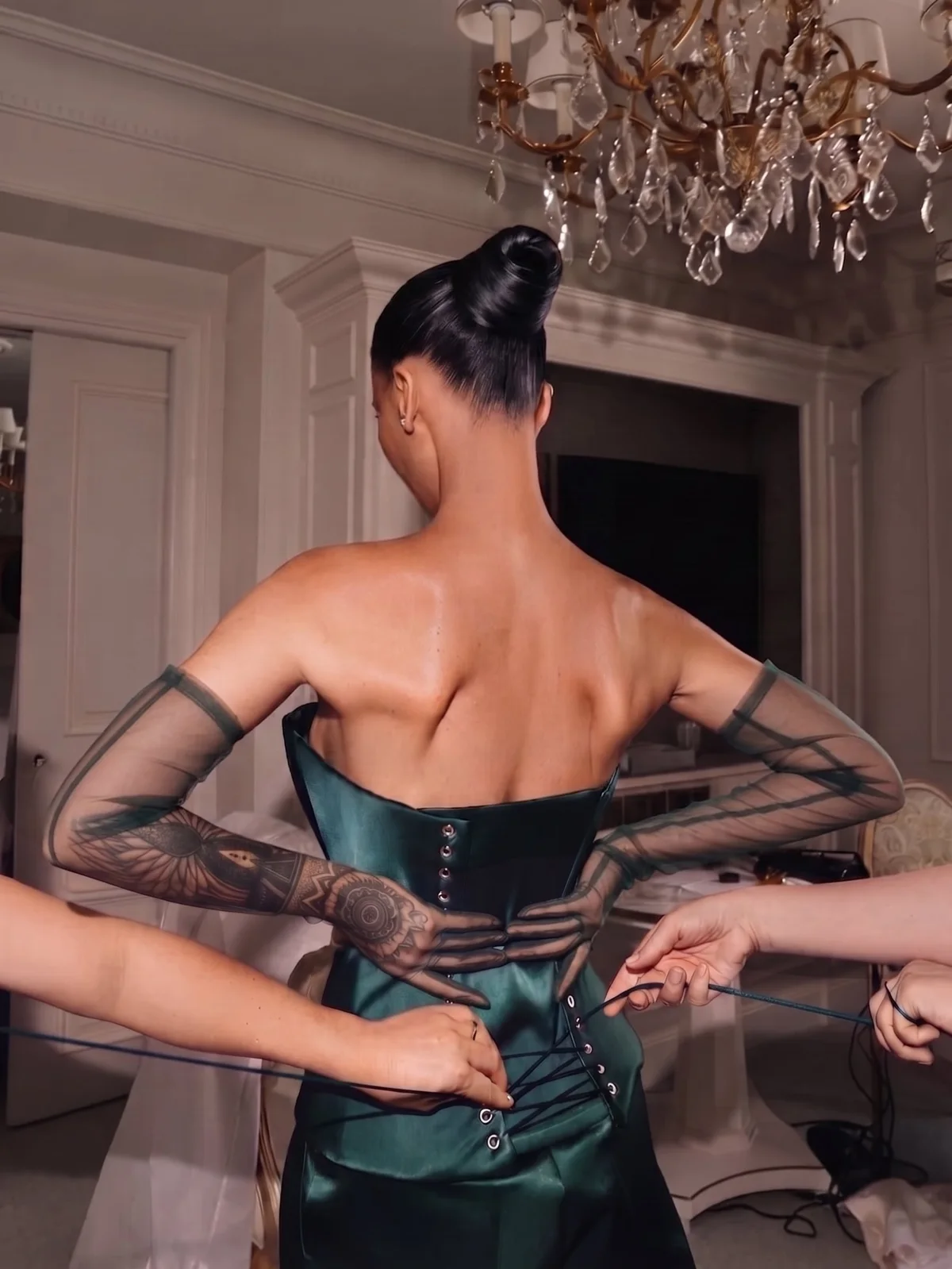 Laced in, backstage